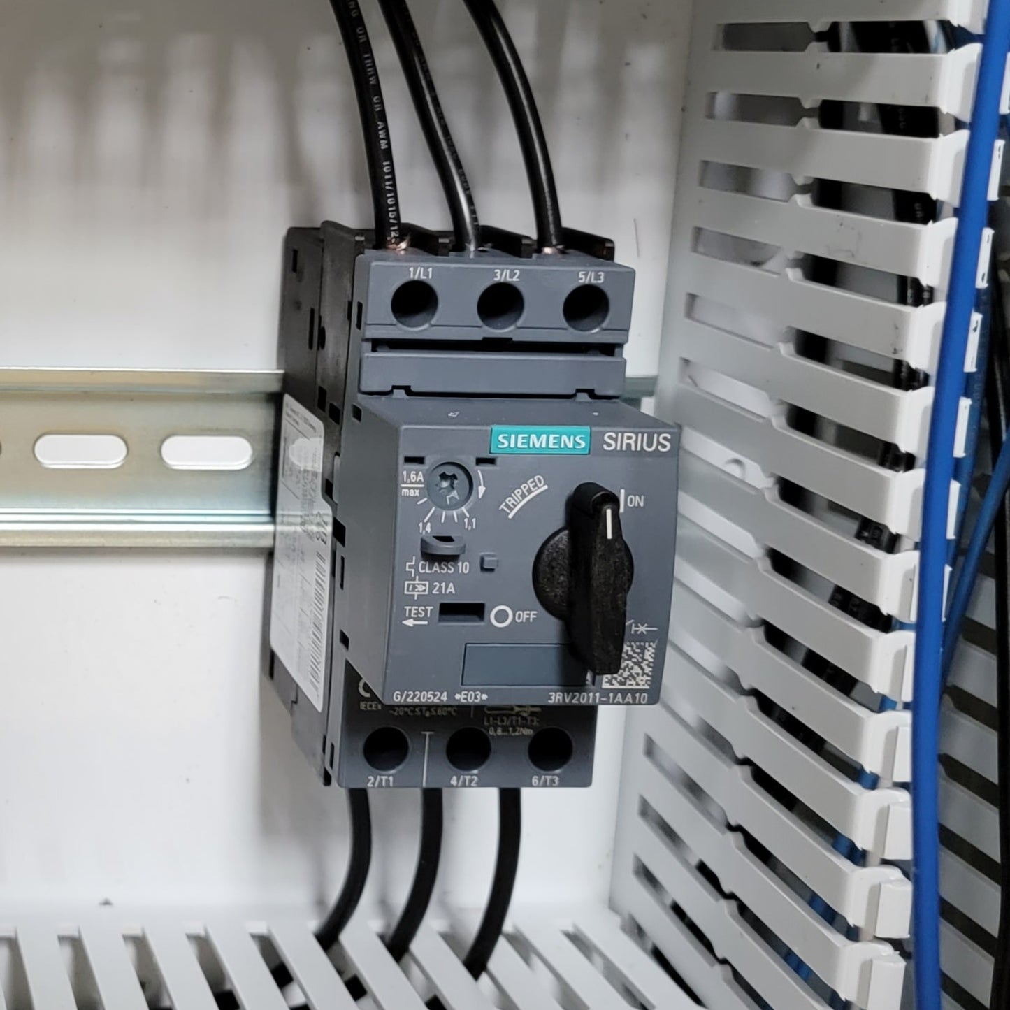 100-000-406  Circuit breaker 3-phase 1-1.6amps