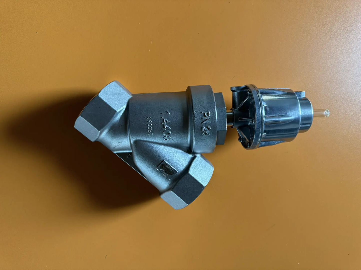 100-001-516  Angle Seat Globe Valve, 2.5NPT Type 514 with 1300 Indicator